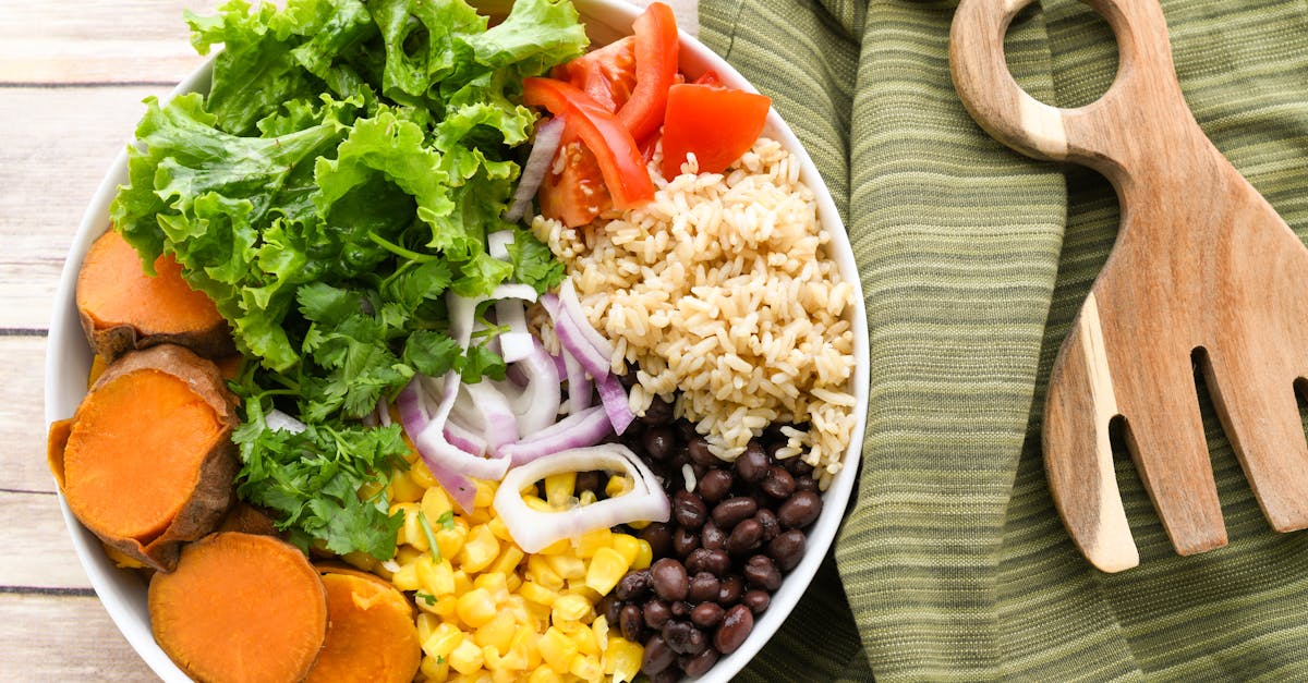 découvrez notre recette savoureuse de sweet potato bowl, un plat équilibré et coloré alliant patate douce, légumes frais et protéines pour un repas sain et gourmand.