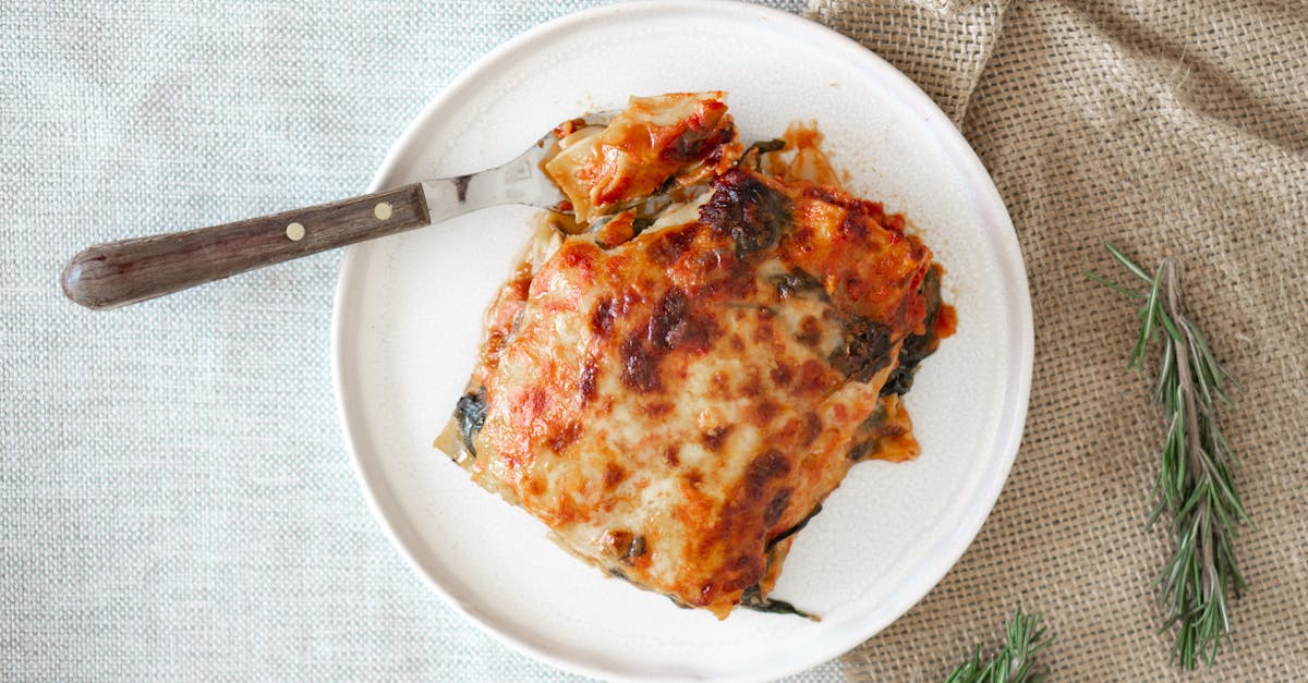 découvrez une délicieuse lasagne à la courge butternut et au fromage de chèvre, alliant douceur et saveurs fromagères pour un plat réconfortant et gourmand.