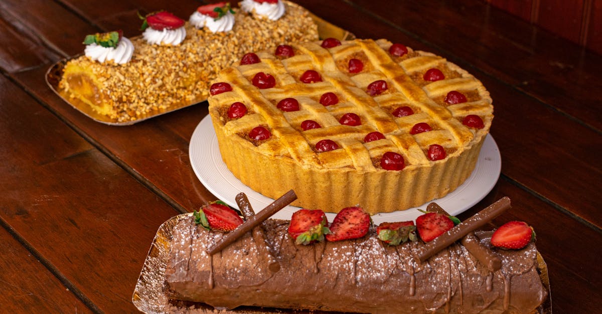 découvrez notre bûche de noël à la fraise, un dessert gourmand et fruité parfait pour vos fêtes de fin d'année.