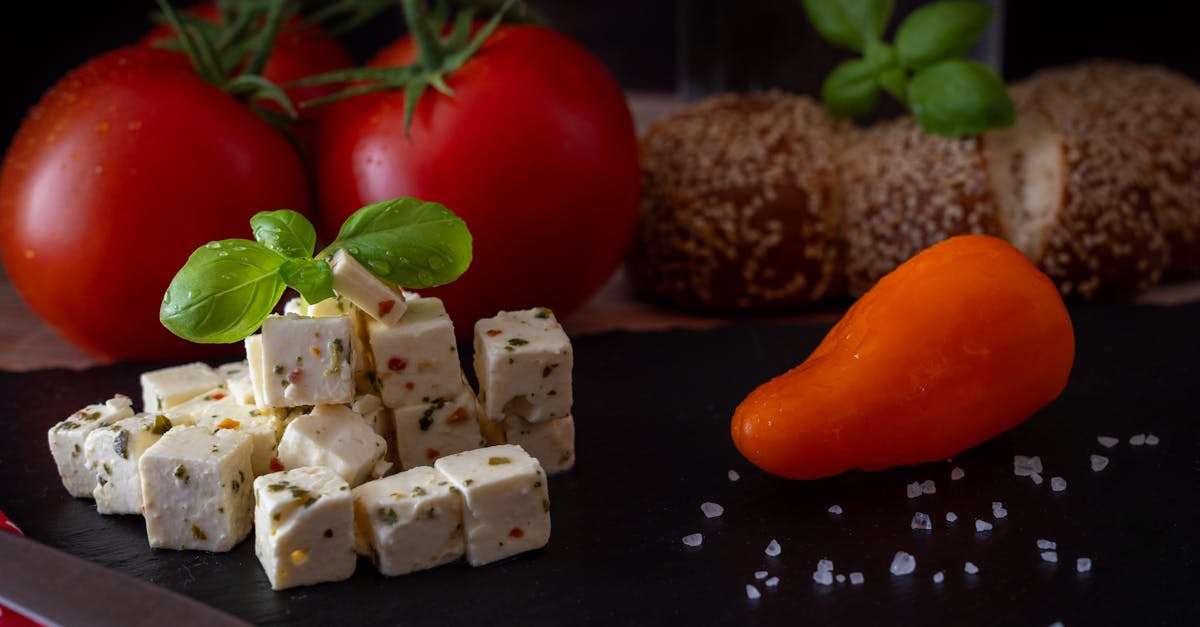 découvrez notre recette moelleuse de gâteau à la feta et aux tomates cerises, parfaite pour un apéritif ou un repas léger plein de saveurs méditerranéennes.