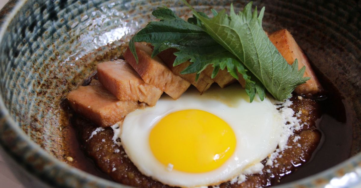 découvrez comment préparer l'ajitsuke tamago, l'œuf mariné japonais savoureux, parfait pour accompagner vos ramen et autres plats asiatiques.