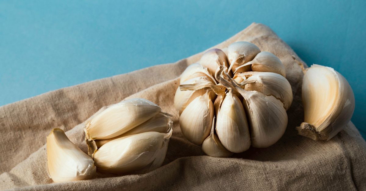 découvrez la recette traditionnelle de l'ajo blanco, une soupe froide andalouse à base d'amandes, ail et pain, idéale pour les journées chaudes d'été.