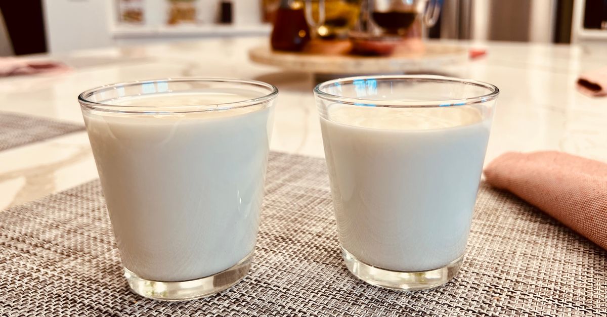 découvrez la recette traditionnelle de l'ajo blanco, une soupe froide andalouse à base d'amandes, ail, pain et huile d'olive, parfaite pour les journées chaudes.