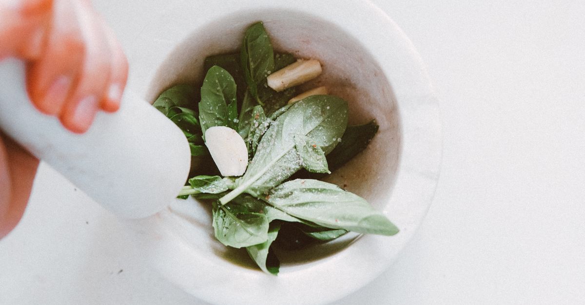 découvrez le basil smash, un cocktail frais et aromatique à base de basilic, citron et gin, parfait pour vos soirées estivales.