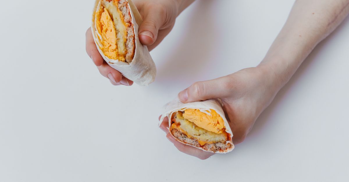 découvrez notre délicieux big mac wrap, savoureux et facile à emporter, alliant les saveurs classiques du big mac dans un format pratique.