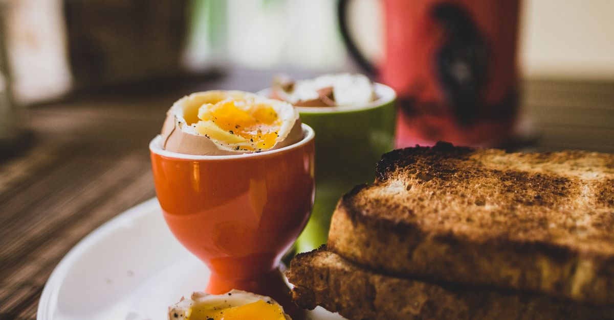 découvrez le temps de cuisson parfait pour des œufs durs réussis, adaptés à vos préférences, du jaune coulant au bien cuit.