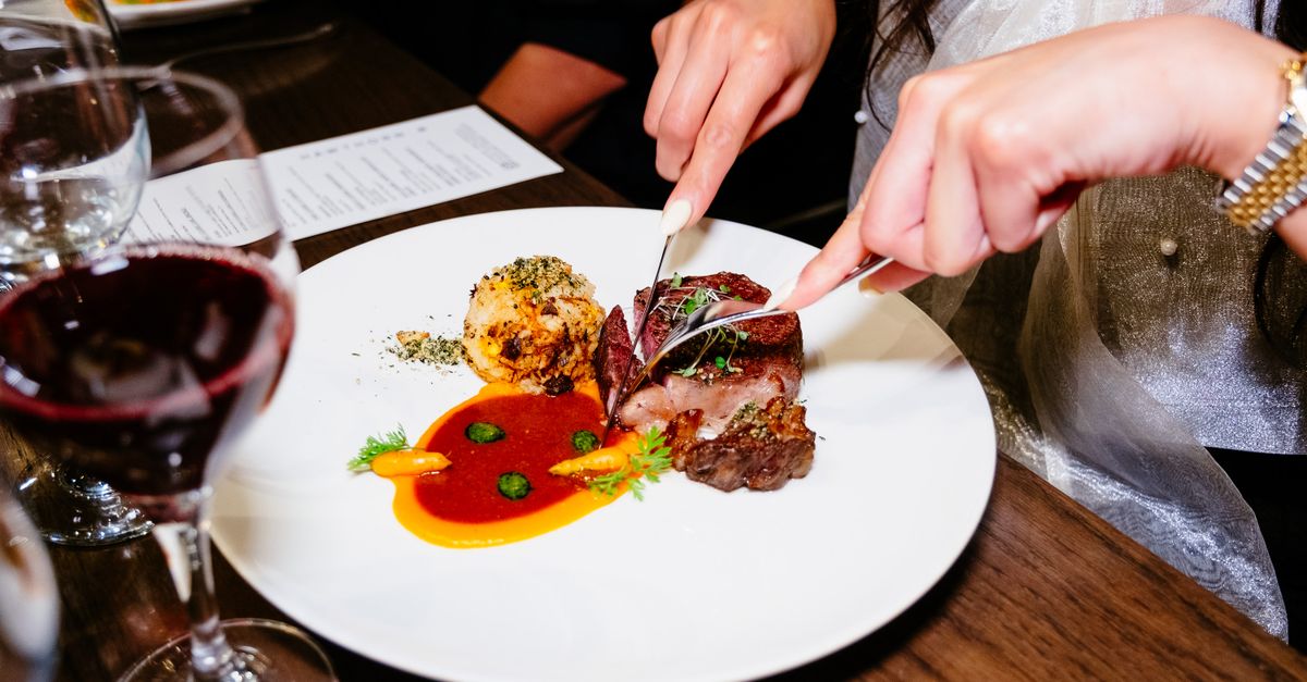 découvrez la cuisine canadienne : un savoureux mélange de traditions autochtones, influences françaises et britanniques, avec des plats emblématiques comme la poutine, le sirop d'érable et la tourtière.