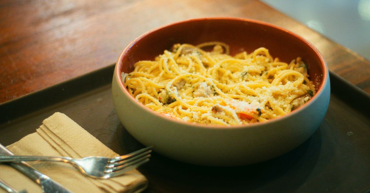 découvrez la recette traditionnelle de la carbonara, un plat italien savoureux à base de pâtes, œufs, fromage, pancetta et poivre noir, facile et rapide à préparer.