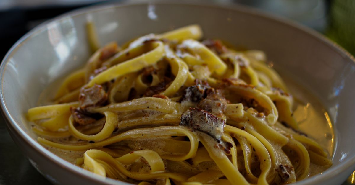 découvrez notre recette authentique de la carbonara, un plat italien savoureux à base de pâtes, œufs, pancetta et fromage. simple et rapide à préparer pour un repas gourmand.
