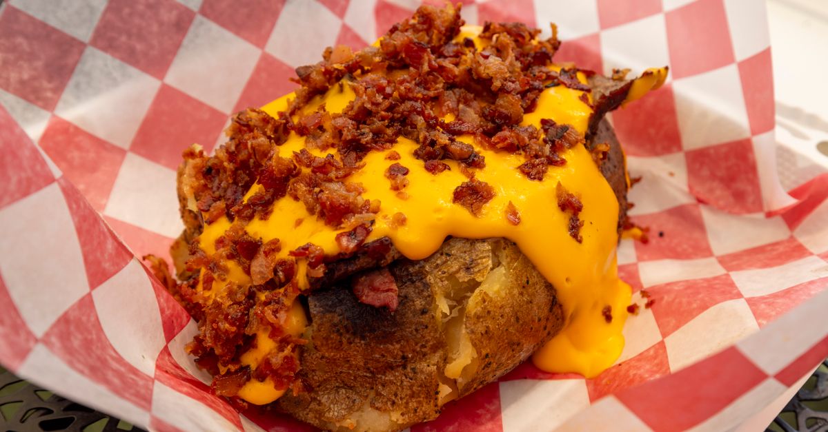 découvrez la recette savoureuse des cheddar bacon fries : des frites croustillantes garnies de fromage cheddar fondant et de morceaux de bacon grillé pour un plaisir gourmand irrésistible.