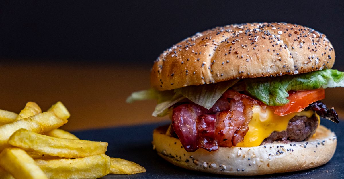 découvrez notre recette savoureuse de cheddar bacon fries : des frites croustillantes garnies de fromage cheddar fondant et de morceaux de bacon croustillant, parfaites pour un encas gourmand.