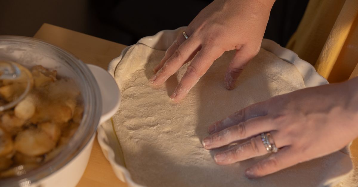 découvrez notre recette savoureuse de chicken pot pie, une tarte réconfortante garnie de poulet tendre, légumes frais et sauce crémeuse, parfaite pour un repas chaleureux.