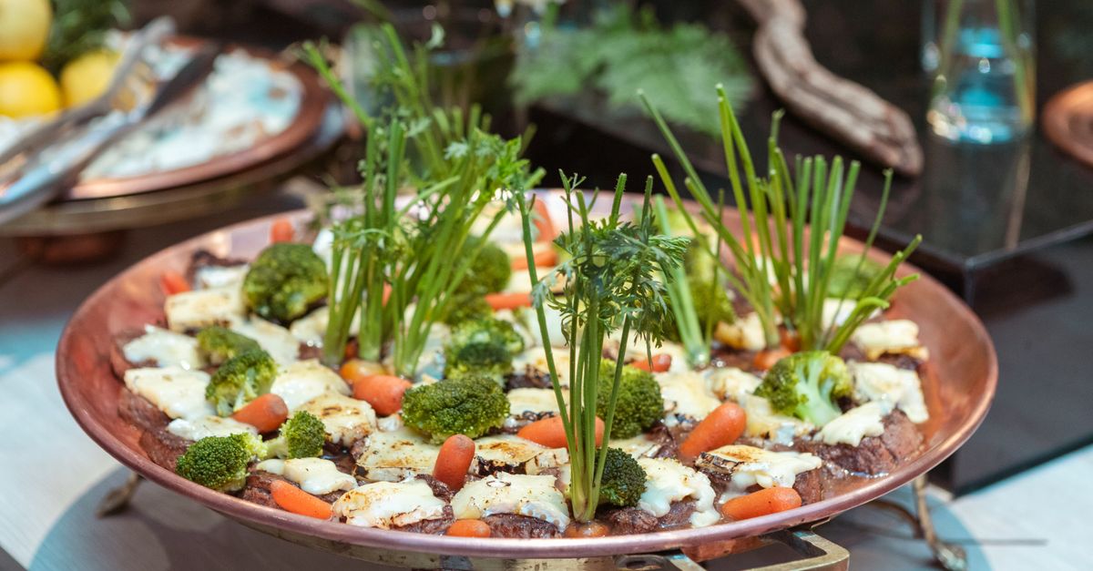 découvrez le cozido à portuguesa, un plat traditionnel portugais riche en saveurs, composé de viandes, légumes et charcuteries mijotés lentement pour un goût authentique.