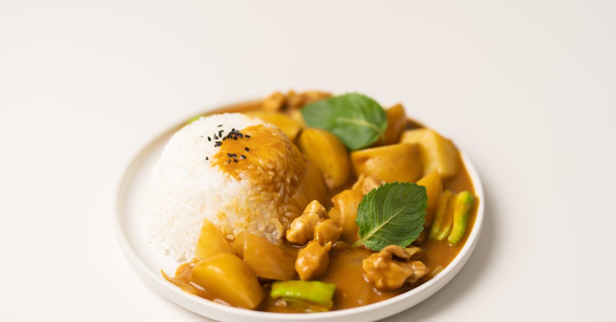 découvrez notre recette authentique de poulet au curry vert, un plat savoureux et parfumé de la cuisine thaïlandaise, parfait pour un repas exotique et rapide.
