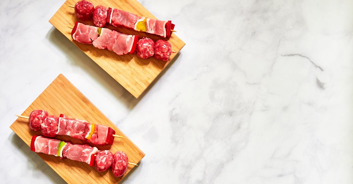 brochettes de bœuf marinées, savoureuses et tendres, parfaites pour un barbecue ou un repas convivial.