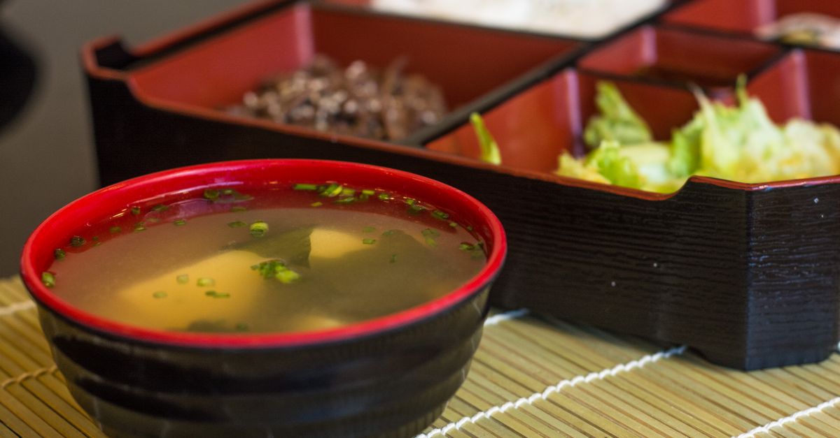 découvrez la recette traditionnelle de la soupe miso, un classique japonais réconfortant et sain, idéal pour accompagner vos repas.