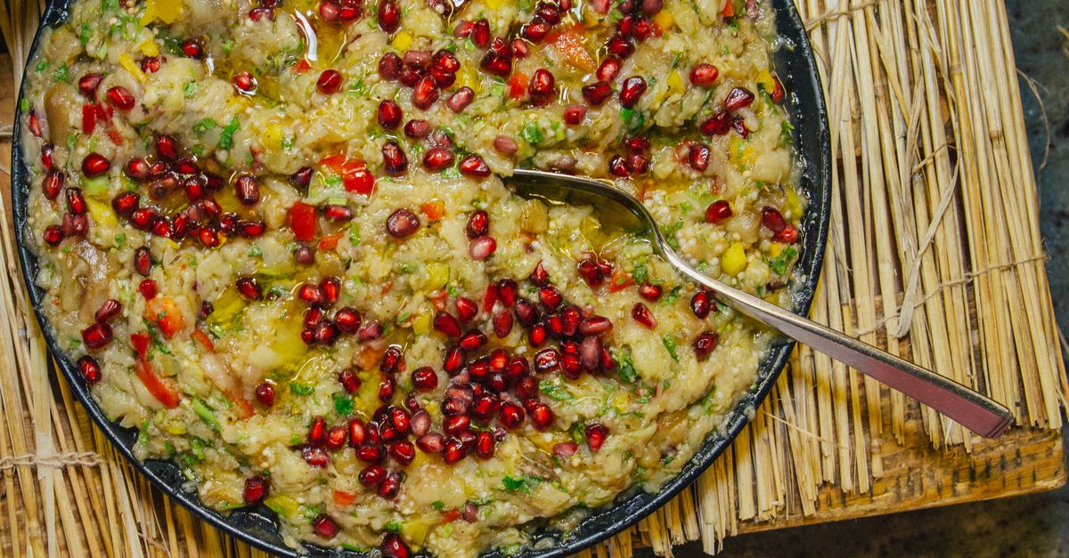 découvrez la recette traditionnelle du moutabal, une délicieuse tartinade moyen-orientale à base d'aubergines grillées, parfaite pour accompagner vos mezzés.