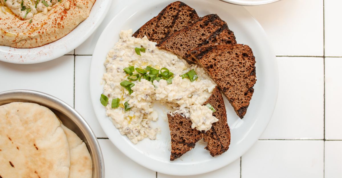 découvrez le moutabal, une délicieuse purée d'aubergines grillées à la texture onctueuse, aromatisée avec de l'ail, du tahini et du citron, parfaite à tartiner ou en accompagnement.