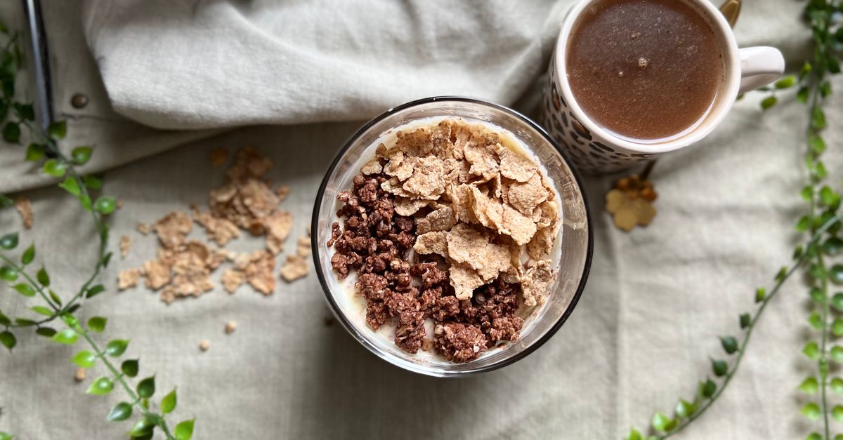 découvrez la recette facile et rapide du cake à l'avoine et chocolat en mug, parfait pour une gourmandise saine et improvisée.