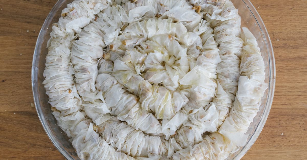 découvrez la pâte phyllo, une fine feuille de pâte d'origine méditerranéenne, idéale pour réaliser des desserts croustillants comme le baklava et des plats salés raffinés.