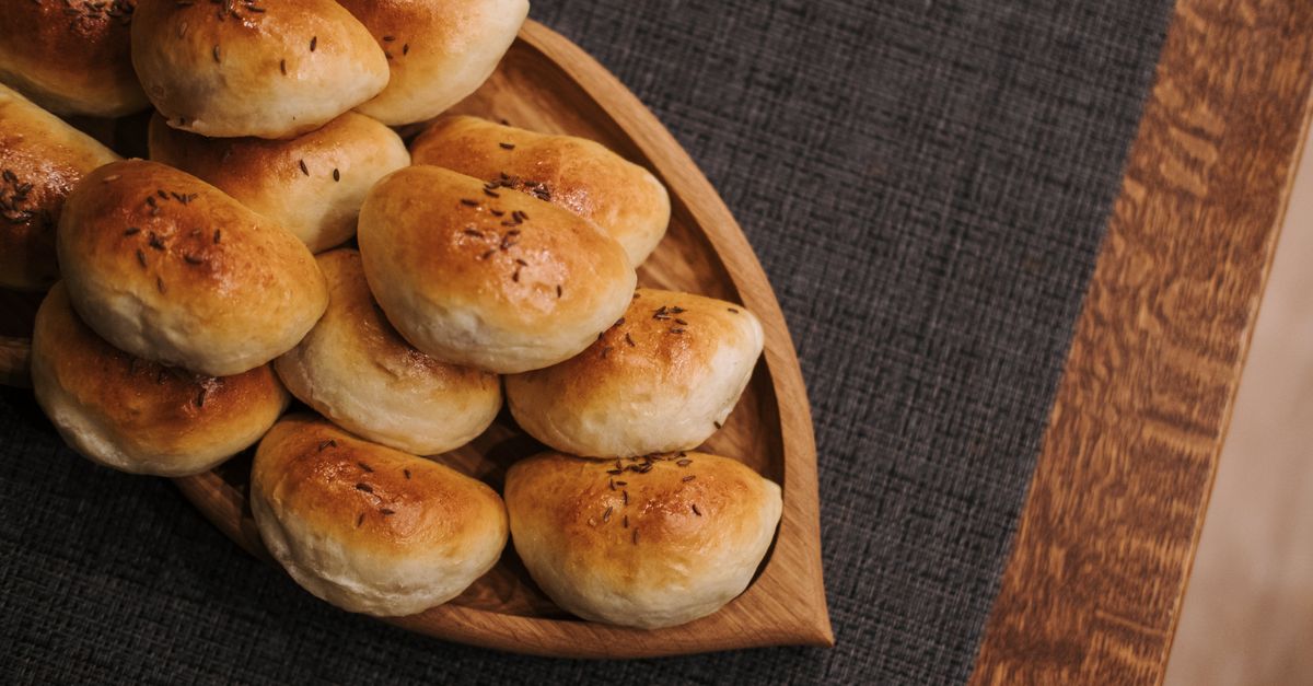 découvrez les pirozhki, ces délicieux petits pains fourrés traditionnels russes, parfaits pour un encas savoureux et convivial.