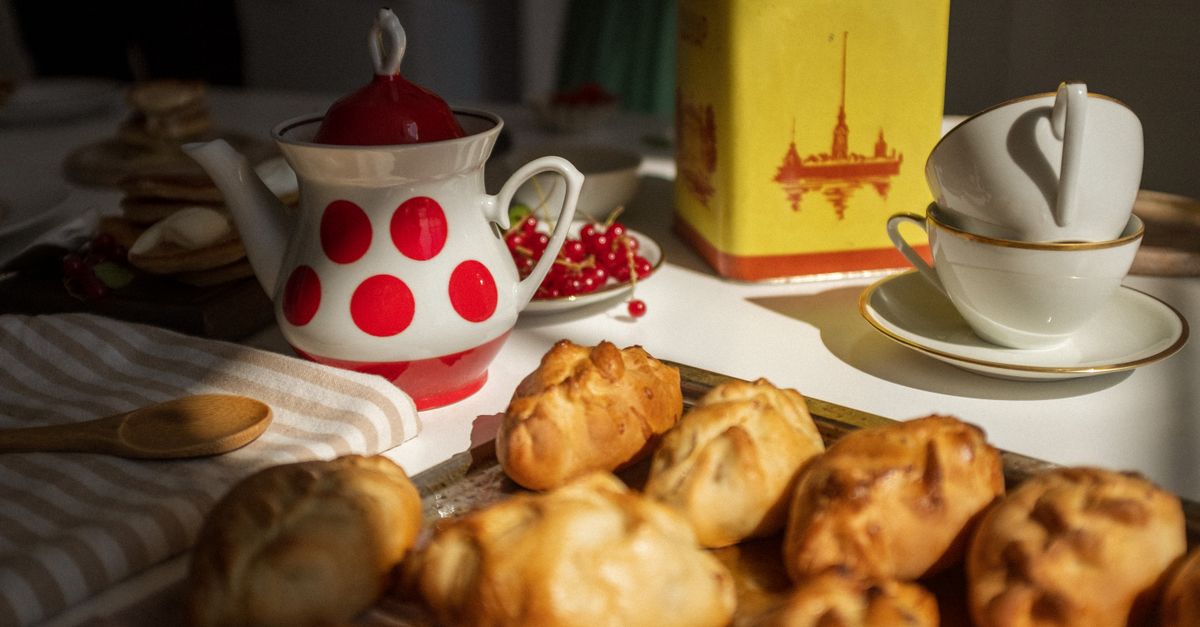 découvrez les pirozhki, ces délicieuses petites pâtisseries russes garnies de viande, légumes ou fruits, parfaites pour une collation savoureuse et traditionnelle.