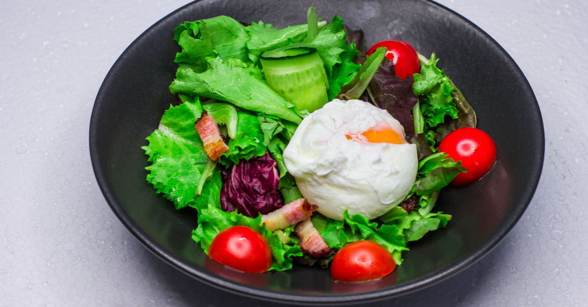 découvrez comment préparer un œuf poché parfait, une recette simple et saine pour vos petits-déjeuners et brunchs.