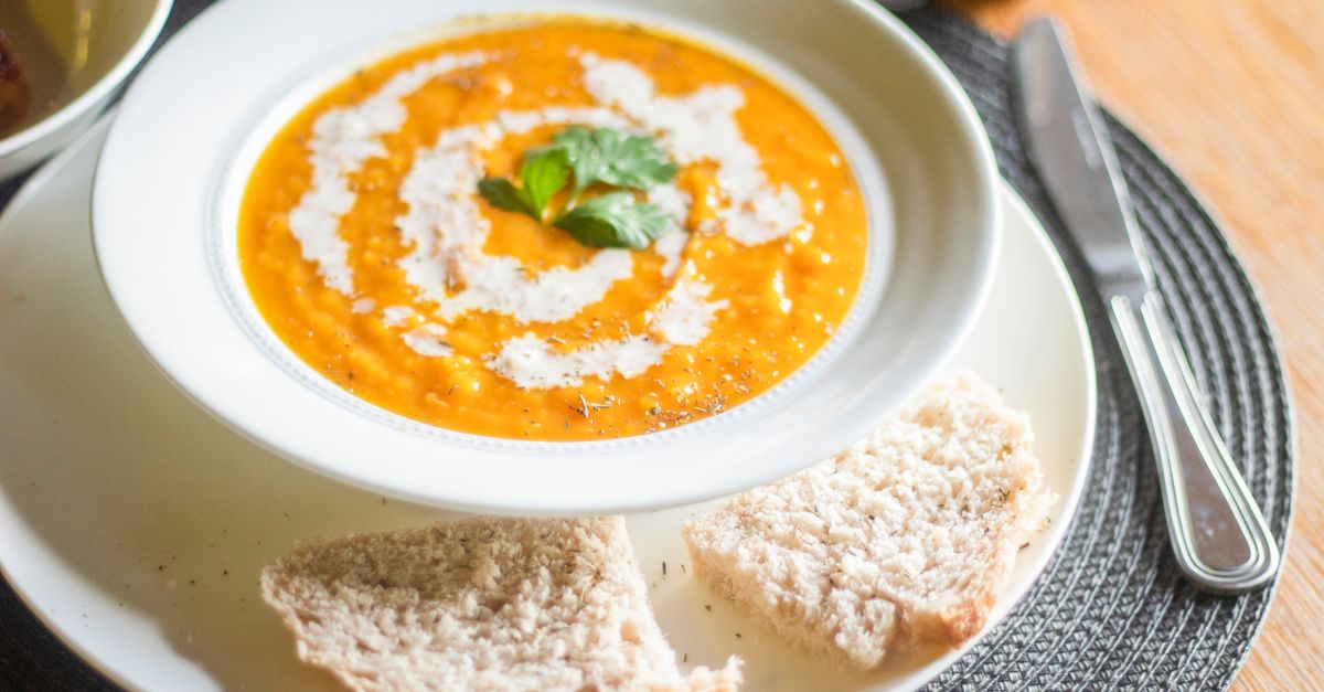 découvrez une délicieuse recette de soupe potiron-châtaigne, parfaite pour réchauffer vos soirées d'automne avec des saveurs douces et réconfortantes.