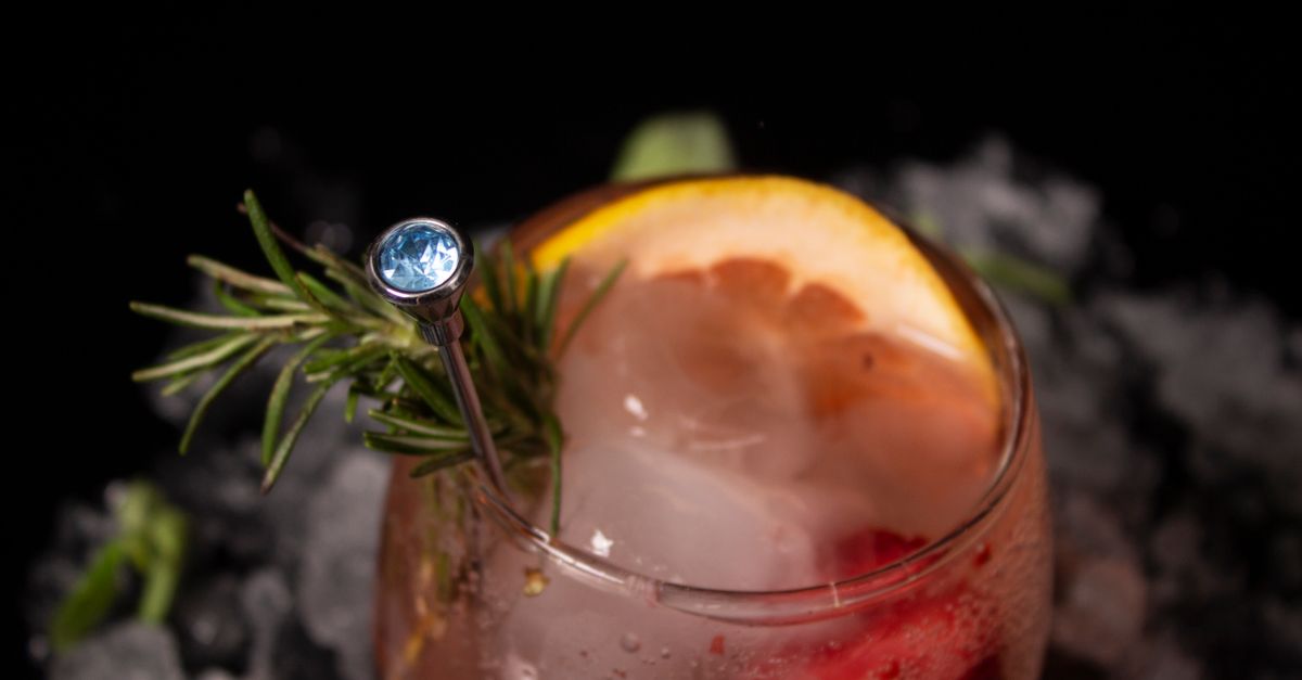 découvrez notre cocktail au gin et à la rhubarbe, une recette fraîche et fruitée parfaite pour vos apéritifs d'été.