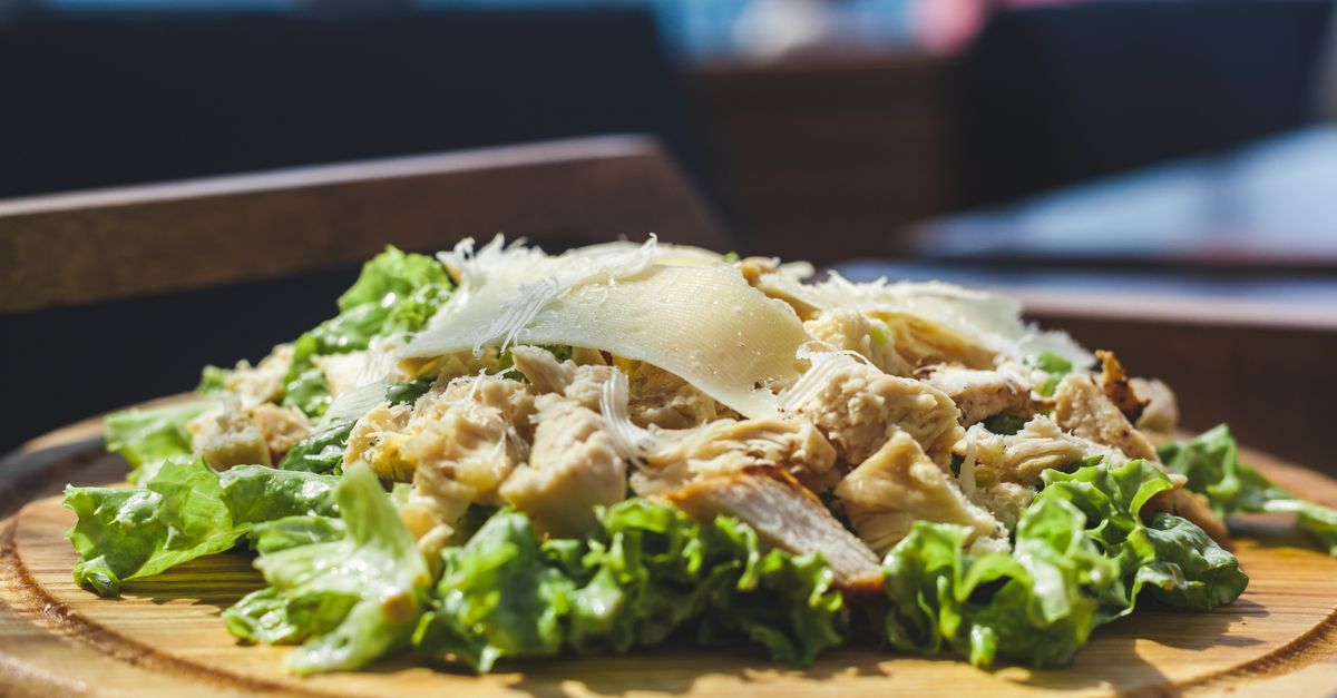 découvrez notre délicieuse salade césar au saumon, alliant fraîcheur, saveurs marines et une touche traditionnelle pour un repas équilibré et savoureux.