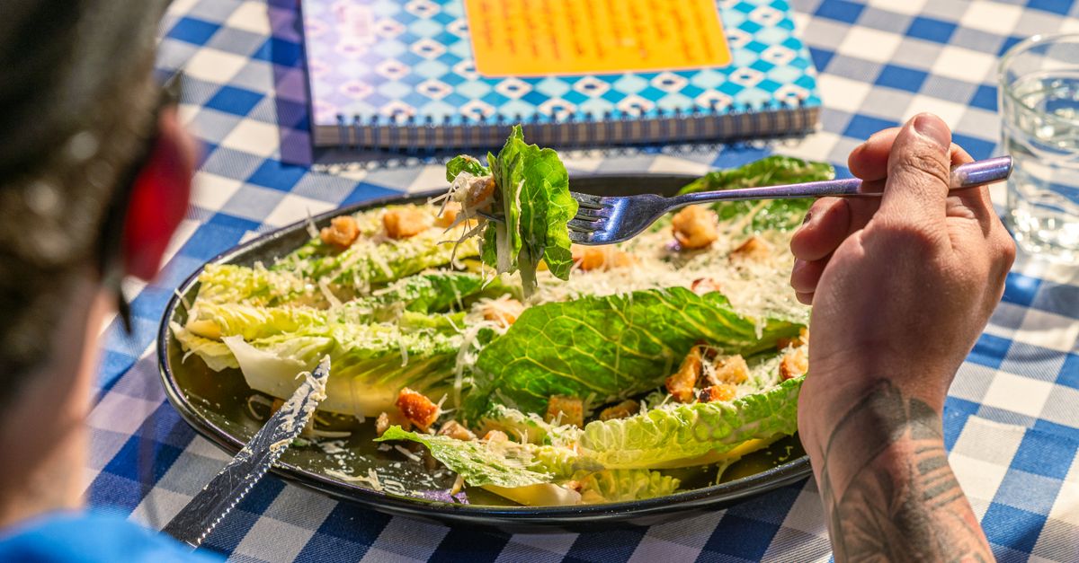 découvrez notre salade césar au saumon, un mélange savoureux de laitue croquante, saumon grillé, croûtons croustillants et une sauce césar onctueuse pour un repas frais et équilibré.