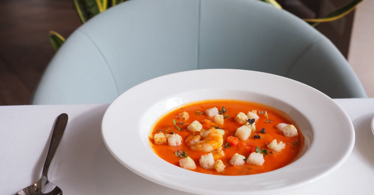 découvrez la recette traditionnelle du salmorejo, une soupe froide espagnole onctueuse à base de tomates, pain, ail et huile d'olive, idéale pour les journées chaudes.