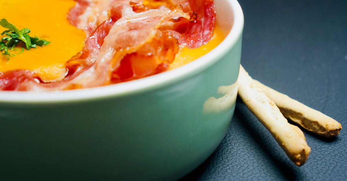 découvrez la recette traditionnelle du salmorejo, une soupe froide andalouse à base de tomates, pain, ail et huile d'olive, parfaite pour rafraîchir vos repas d'été.