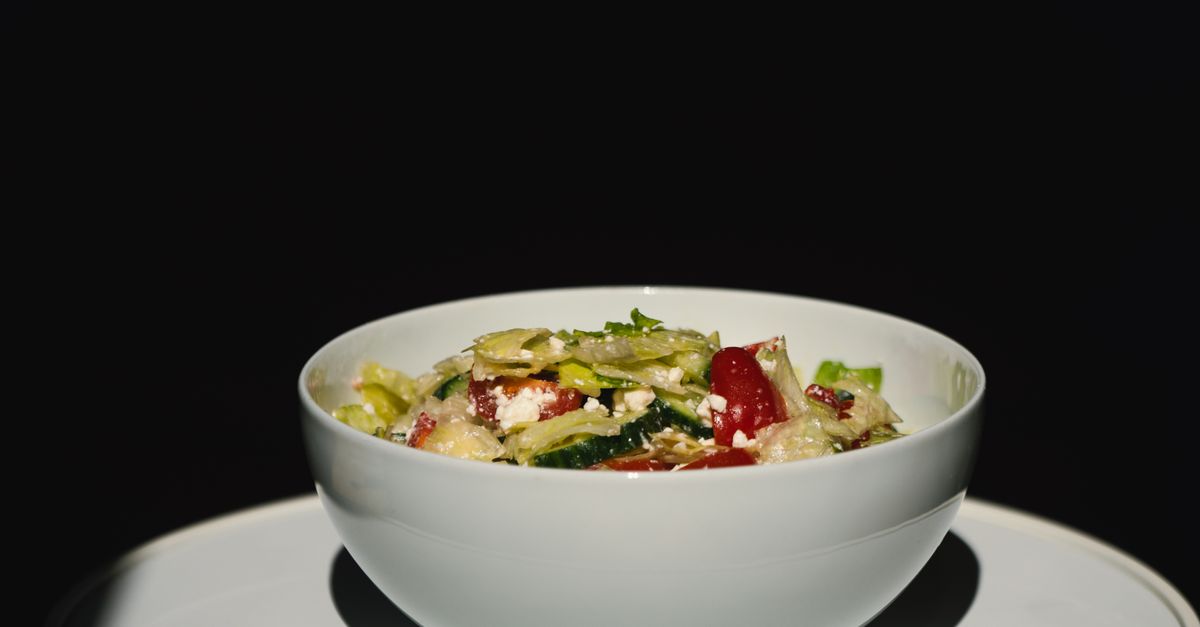 découvrez la salade shopska, une spécialité fraîche et traditionnelle des balkans, composée de légumes croquants et de fromage blanc savoureux. parfaite pour une entrée légère et gourmande.