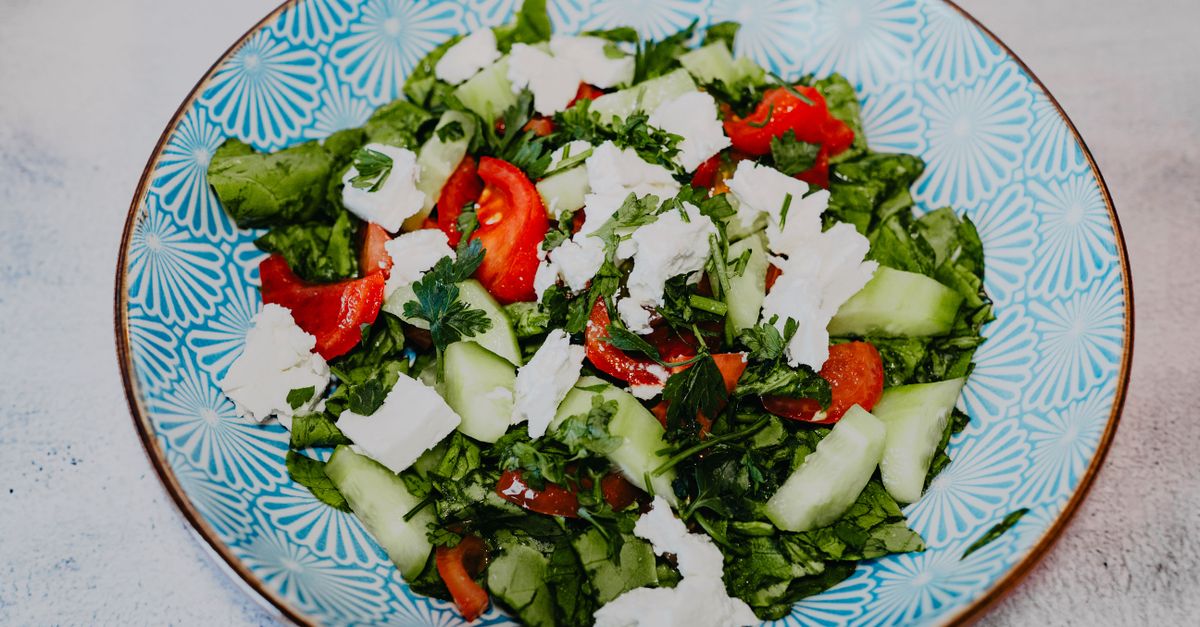 découvrez la salade shopska, une spécialité fraîche et colorée de la cuisine des balkans, composée de tomates, concombres, poivrons, oignons, feta et herbes aromatiques.