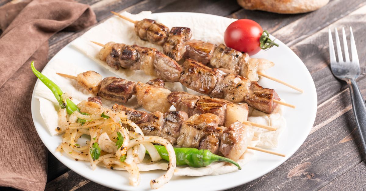 découvrez la recette authentique des souvlakia, ces savoureux brochettes grecques aux viandes grillées, parfaites pour un repas convivial et gourmand.
