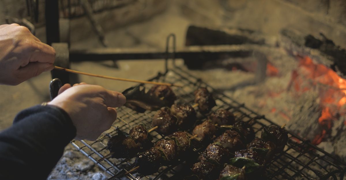 découvrez les souvlakia, ces savoureuses brochettes grecques marinées et grillées, parfaites pour un repas convivial et plein de saveurs méditerranéennes.