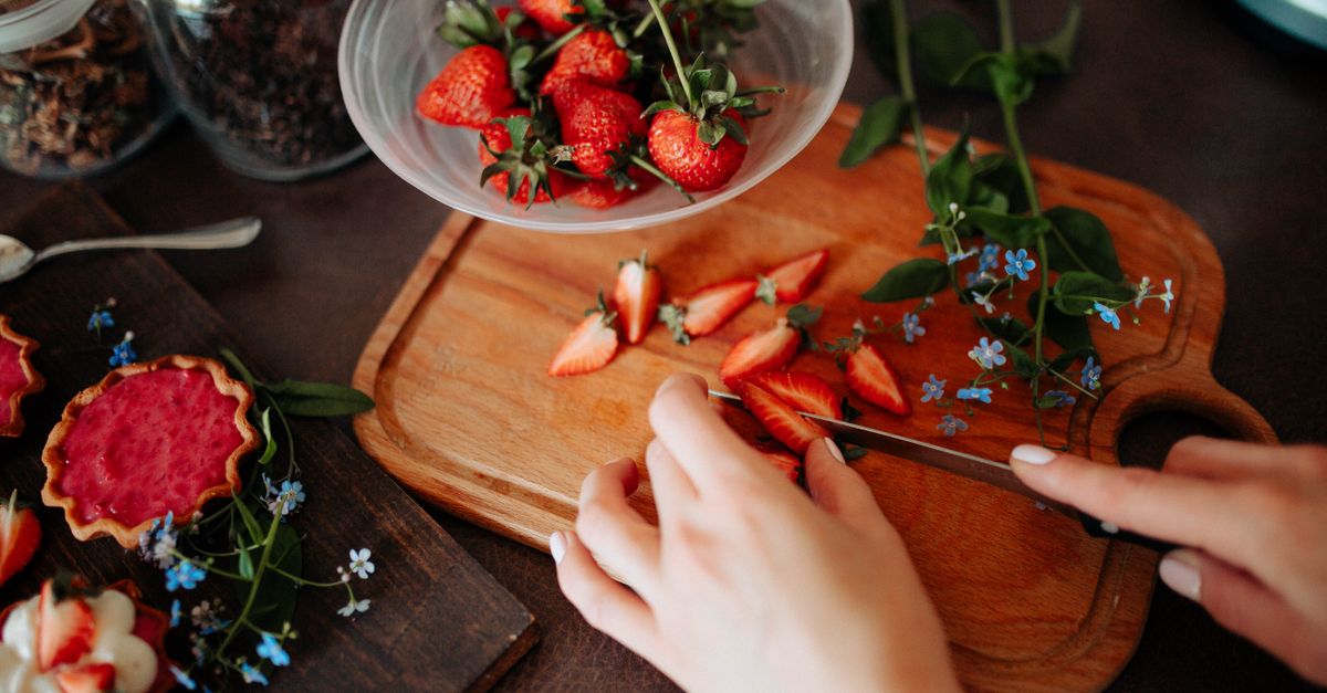 découvrez notre recette de bûche de noël à la fraise, un dessert festif et gourmand parfait pour célébrer les fêtes avec une touche fruitée et légère.