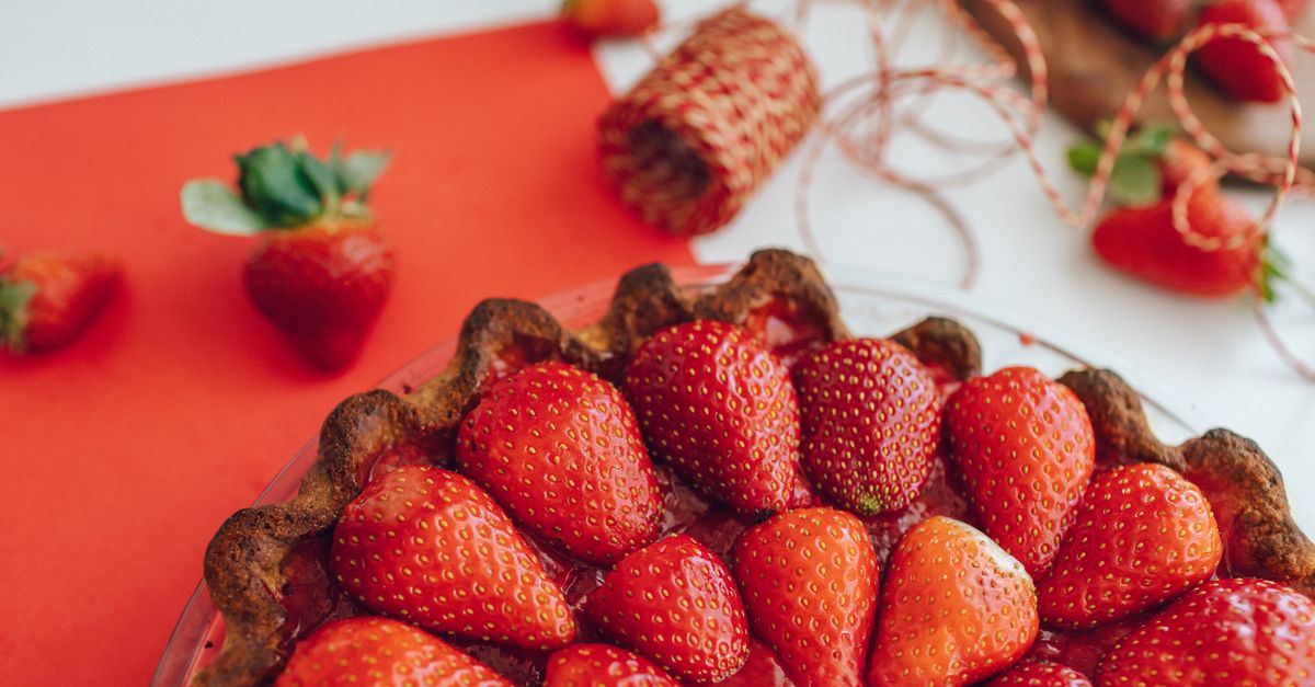 découvrez une recette facile et délicieuse de bûche de noël à la fraise, parfaite pour vos fêtes de fin d'année.