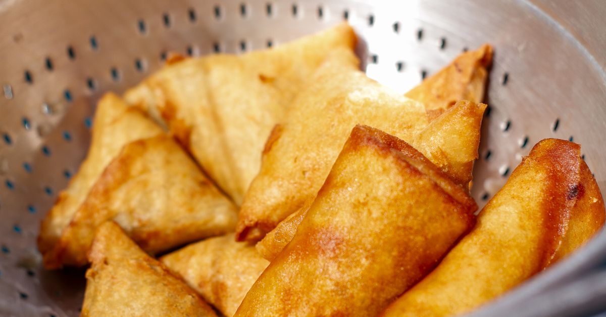 découvrez notre savoureux samosa au thon et fromage, une délicieuse combinaison croustillante et fondante, parfaite pour un snack gourmand.