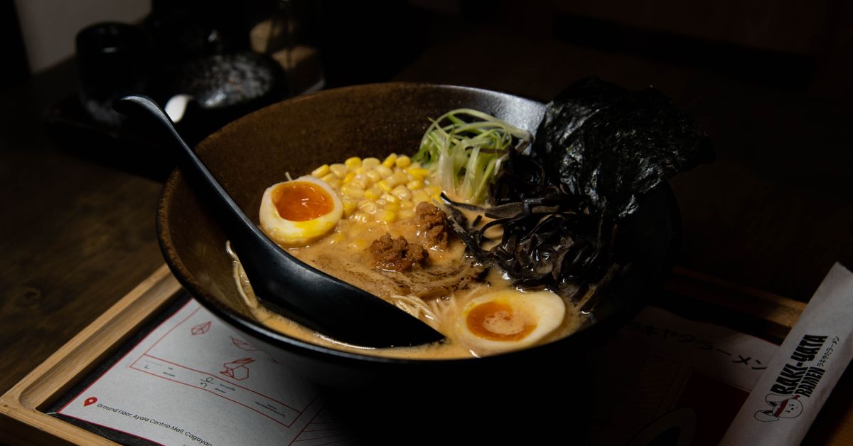 découvrez une recette savoureuse de ramen vegan, riche en saveurs et parfaite pour un repas sain et réconfortant.