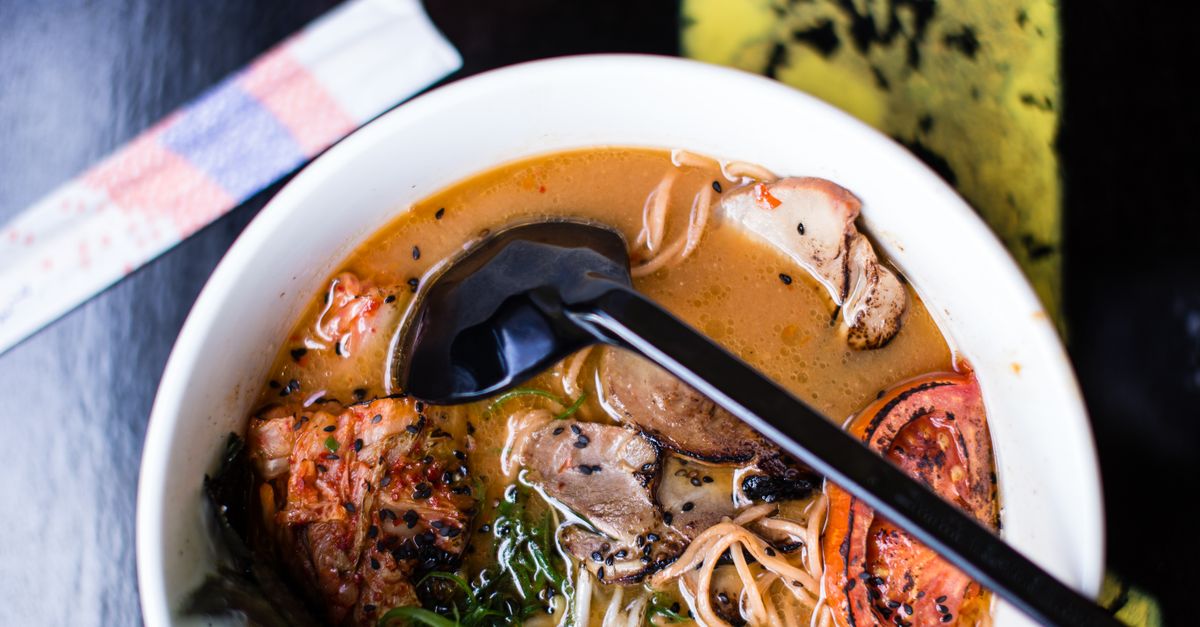 découvrez une recette savoureuse de ramen vegan, riche en saveurs et ingrédients naturels, idéale pour un repas sain et réconfortant.