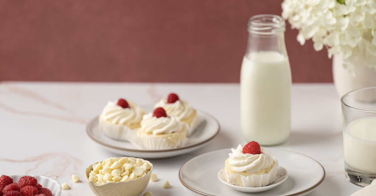 découvrez notre dessert au chocolat blanc et framboises, une délicieuse gourmandise alliant douceur et fraîcheur pour une expérience sucrée irrésistible.