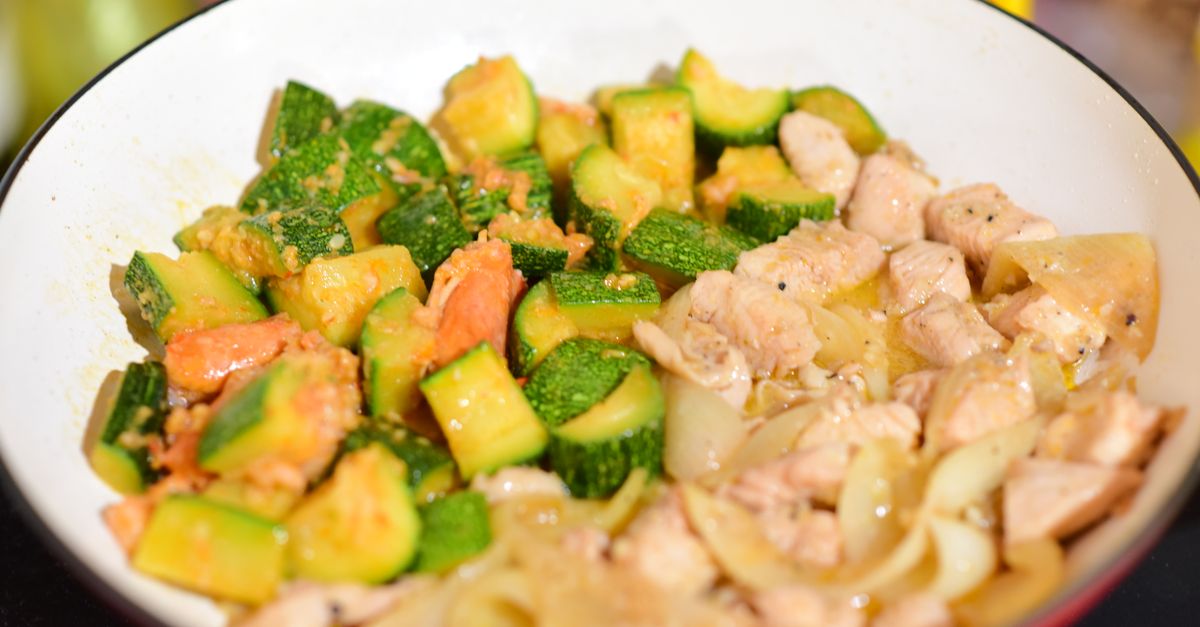 découvrez une recette simple et rapide de sauté de courgettes et tomates, parfaite pour un repas sain et savoureux.