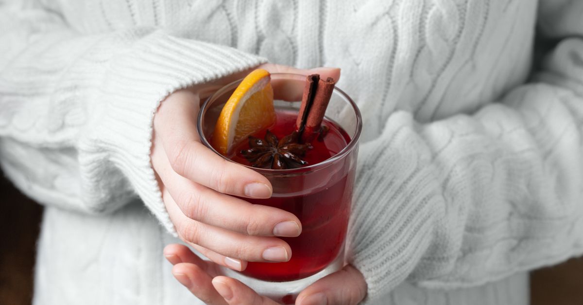 découvrez comment préparer un vin chaud réconfortant, idéal pour réchauffer vos soirées d'hiver avec des épices aromatiques et une touche sucrée.