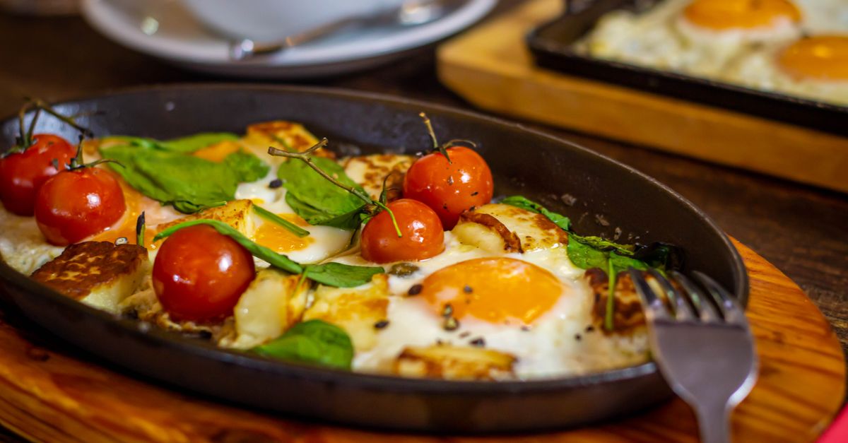 découvrez une recette simple et savoureuse d'œufs au four, idéale pour un petit-déjeuner sain et rapide à préparer.