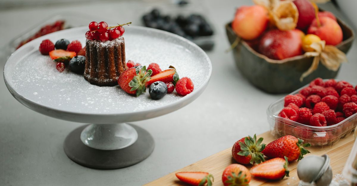 découvrez l'authentique canelé, ce gâteau bordelais doré à la croûte caramélisée et au cœur moelleux. parfait pour accompagner votre café ou votre thé.