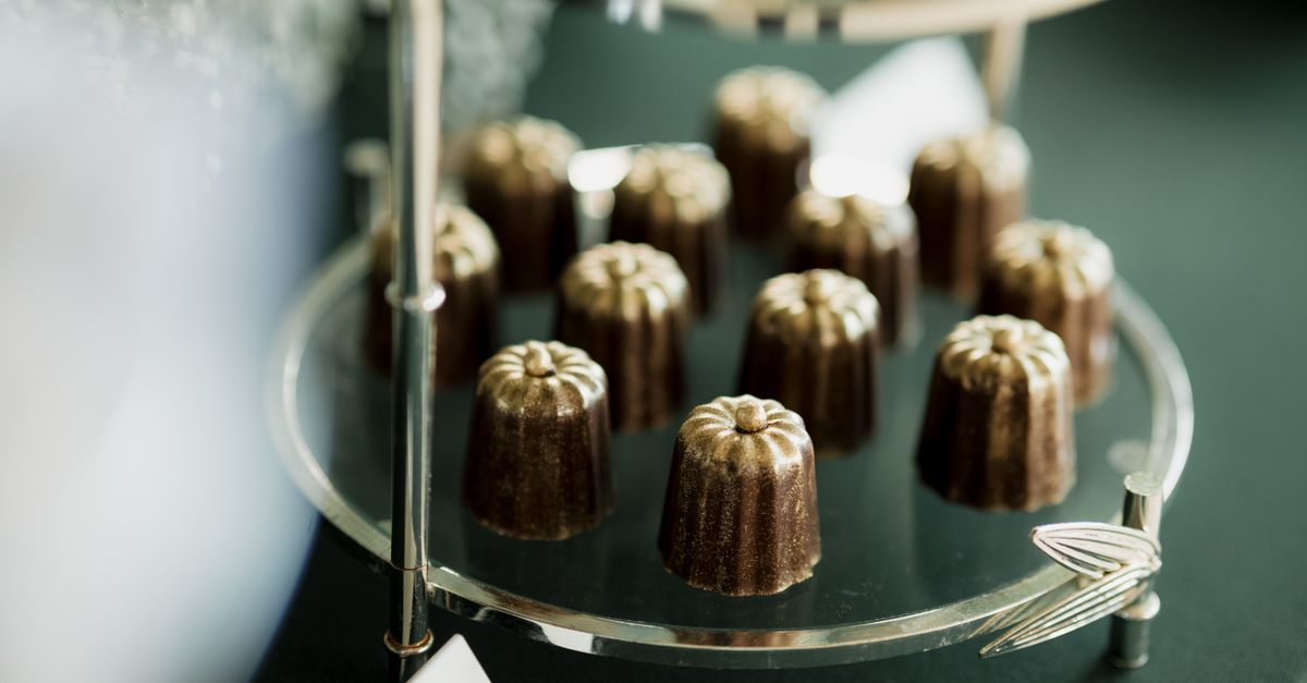 découvrez l'authentique canelé bordelais, ce délicieux gâteau croustillant à l'extérieur et moelleux à l'intérieur, parfumé au rhum et à la vanille.