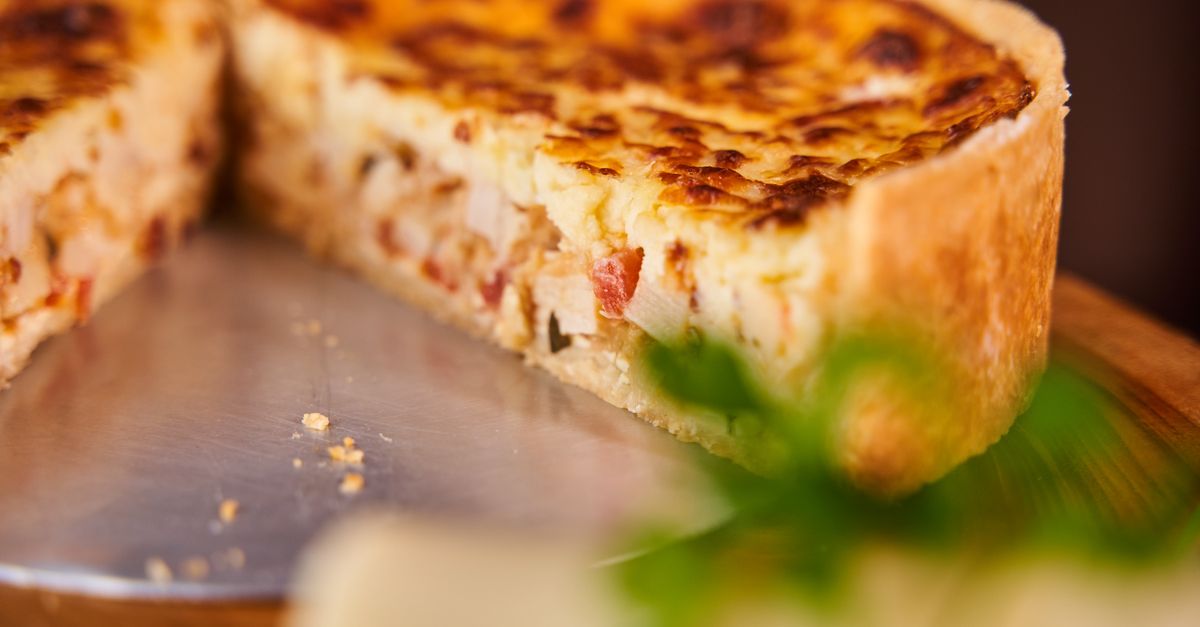 découvrez une délicieuse recette de gâteau salé au jambon et fromage, parfait pour un apéritif ou un repas convivial.