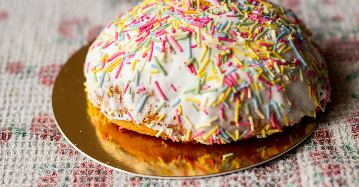 découvrez le king cake, la traditionnelle pâtisserie festive de la fête de l'épiphanie, délicieusement garnie et décorée pour partager moments gourmands et convivialité.